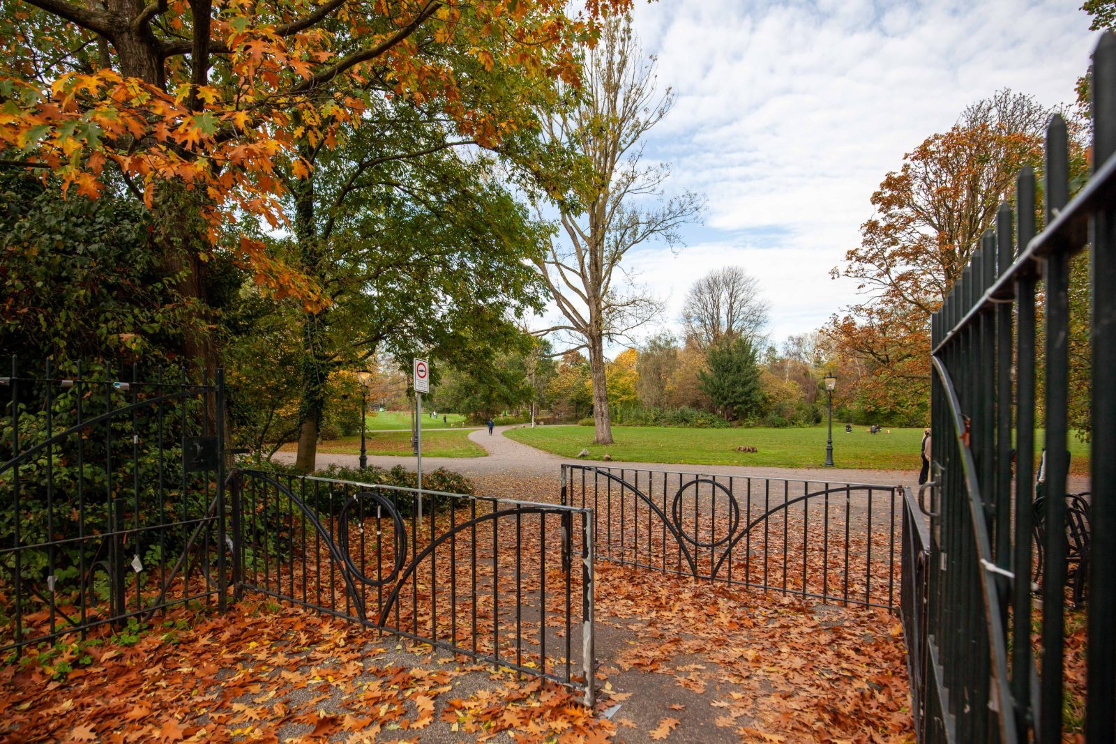 The gates of Oosterpark in autumn